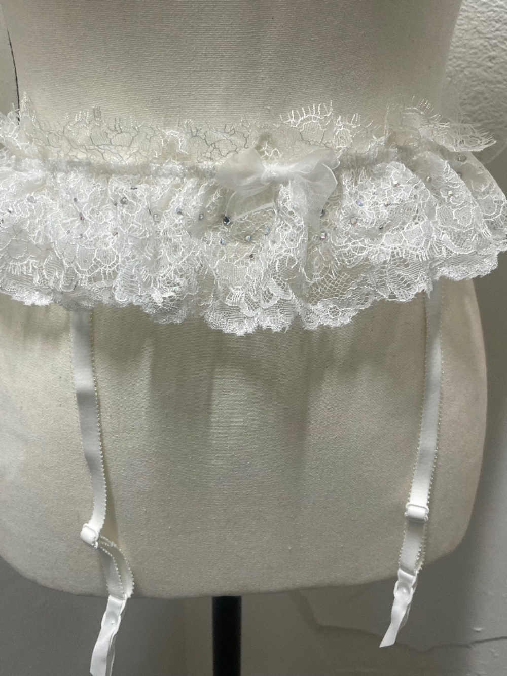 NWT Victoria's Secret White Ruffle Lace Rhinestone Garter Belt XS/S